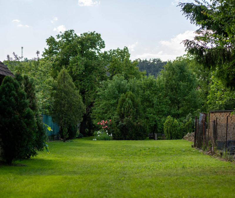 Rovinatý stavebný pozemok v centre | Moldava nad Bodvou